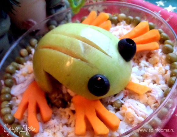 Кладём сверху любого салата...У меня немного осталось салата "Кочан капусты", вот переложила его в маленький салатник и водрузила лягушку сверху)))