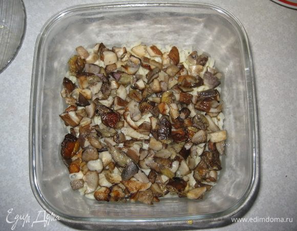 Размораживаем грибы, у меня белые, до этого 2 раза отваренные. Режем их. Жарим на растительном масле, солим по вкусу.
 3-й слой: выкладываем грибы. Наверх грибов оливковый майонез "Слобода".