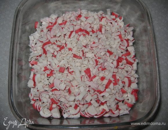 4-й слой: режем крабовые палочки.