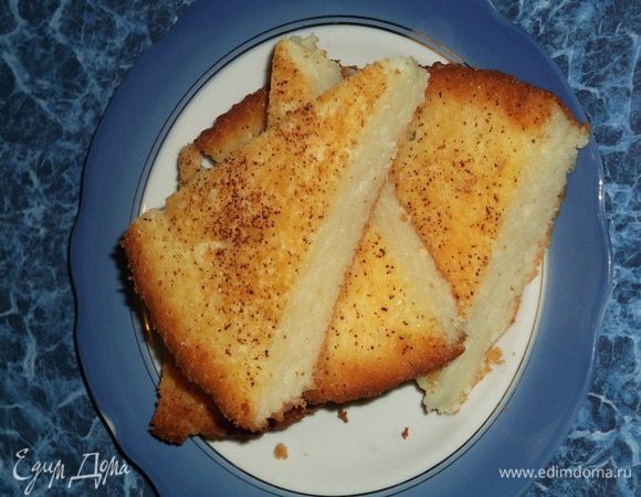 Манную крупу залить кефиром и оставить на 30 минут. Размягченное масло нужно растереть с сахаром, по одному ввести яйца, тщательно вмешивая. Смешать кефирно-манную смесь с масляно-яичной, перемешать и вылить в смазанную маслом форму для выпечки и посыпать сверху корицей. Тесто должно быть немного жидкое. Выпекать при 160°С 45-60 минут. При выпечке манник не поднимается

