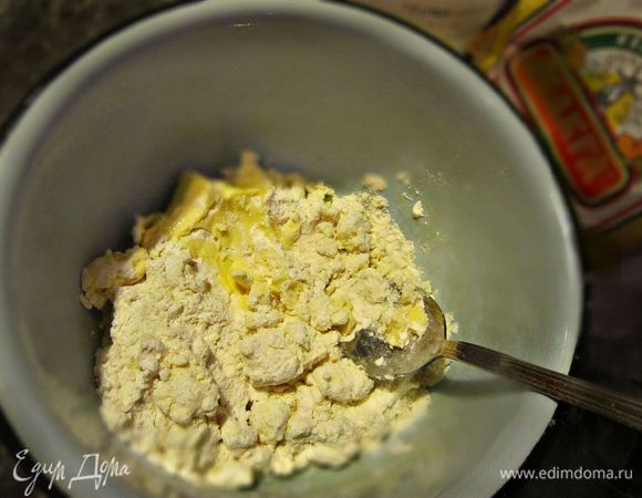 
Из творога, размягчённого сливочного масла, сахара, соли и муки замесить тесто.