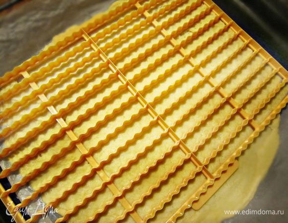 Или с помощью специальной формы с выемками вырезать палочки.