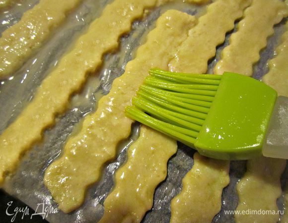 Покрыть палочки взбитым яйцом и посыпать маком.
Выпекать 15 мин в духовке, нагретой до 180 гр.