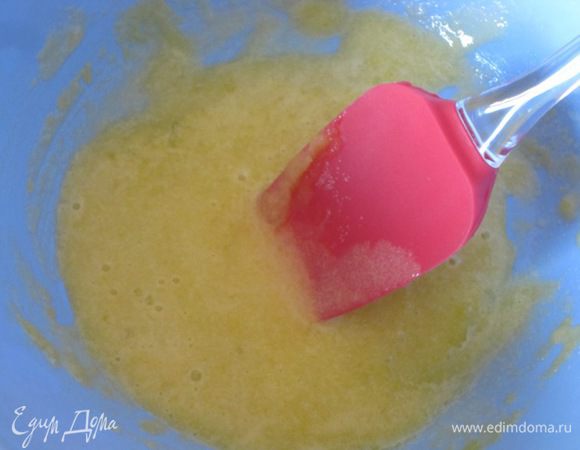 3 желтка смешать с 70 гр сахара, с ванильным сахаром. Растереть добела.