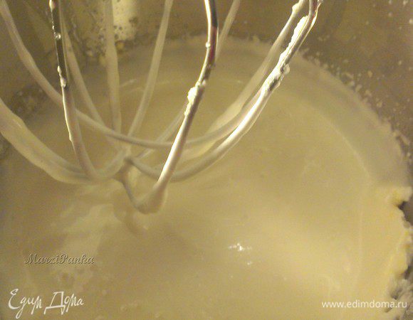 В миксере смешать предварительно перетертый творог (у меня уже был перетертый) с яйцами, солью, сахаром и ванильным сахаром.

* Сахар добавляйте по вашему вкусу, если взять 3/4 стакана, то получится слишком сладко, это на мой вкус. Поэтому я обычно беру половинку стакана.