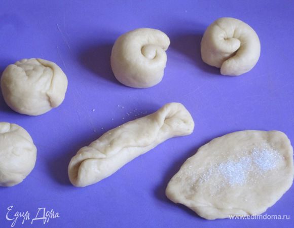 Каждый кусочек теста сначала скатать в шарик, а потом слегка раскатать, посыпать сахаром, можно положить варенье, закрыть с двух сторон.