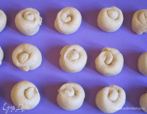 Свернуть по спирали. Получатся завитушки.