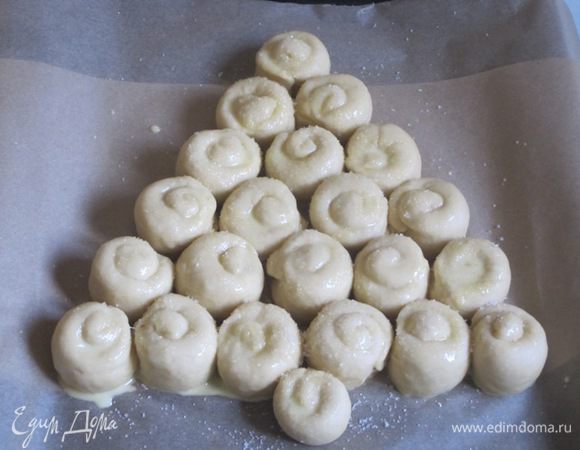 Смазать слегка взбитым желтком, посыпать сахаром. Оставить на 30 минут.