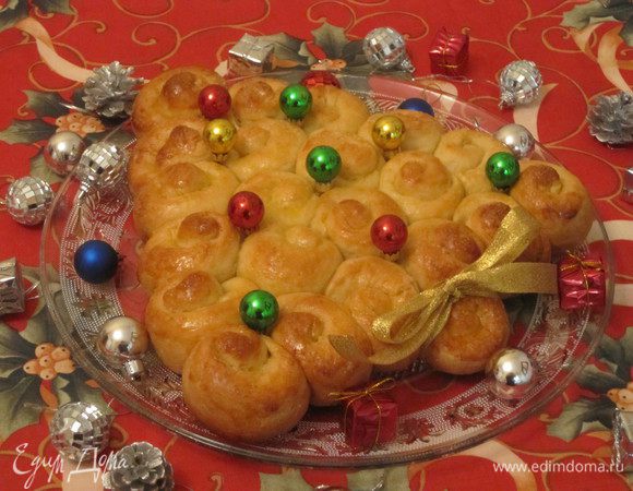 Выложить на блюдо, украсить. Можно посыпать сахарной пудрой.