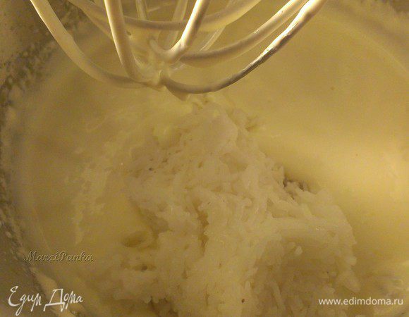 Затем рис. Все перемешиваем до однородного состояния.

*** Если творог сухой, то достаточно и 1 стакана риса. У меня был влажный, в виде творожной массы, поэтому я при таком твороге беру 1,5 стакана риса.