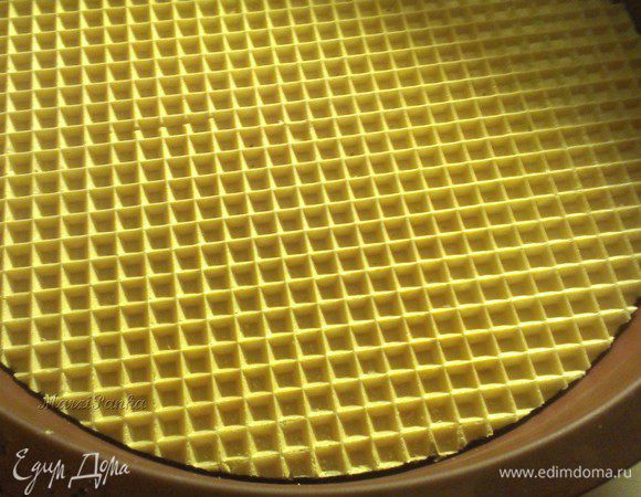 Вафли и форму подгоняем по размеру. У меня была силиконовая форма для запекания диаметром 28 см, а вафли больше. Поэтому я обрезала вафли по диаметру формы.

Если будете использовать не силиконовую форму для запекания, то нужно смазать дно и бока формы растительным маслом. 

На дно формы кладем вафельку.
