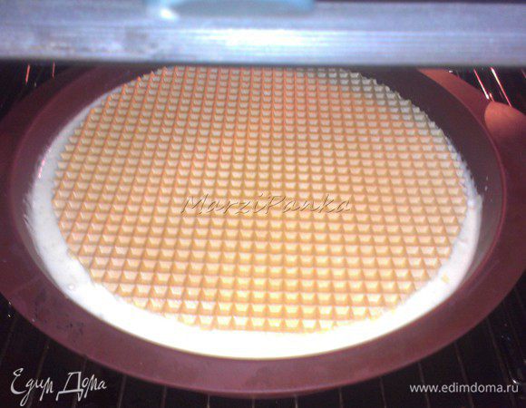 Всё это накрываем другой вафелькой и слегка вжимаем ее в творог.
Выпекаем в предварительно-разогретой до 200° С духовке примерно 40-45 минут.