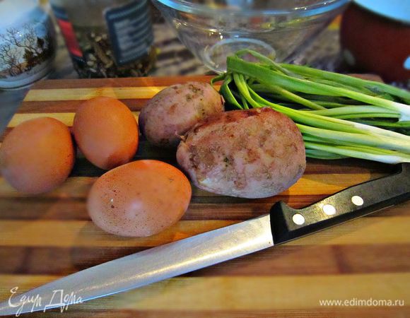 Картофель отварить "в мундире", яйца отварить "вкрутую".