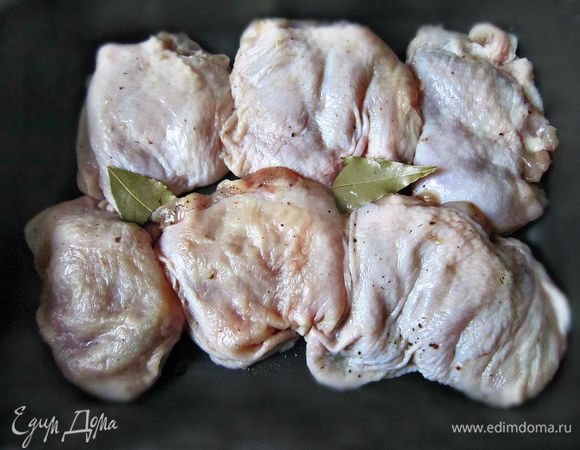 Бёдра куриные натереть солью, перцем, положить сверху лавровый лист и уложить в противень для запекания. Запекать 30-40 мин при 180г.