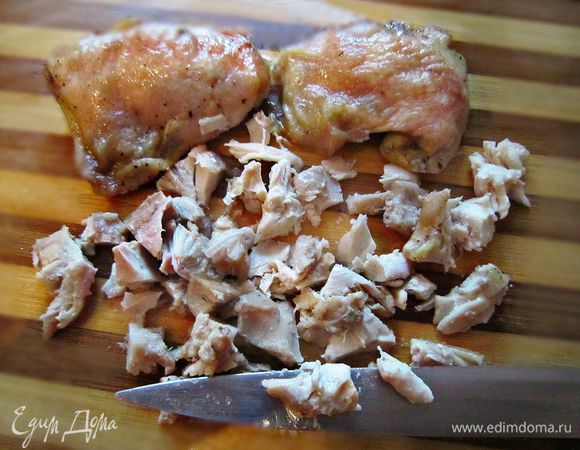 Шкурку снять, мякоть нарезать небольшими кусочками.