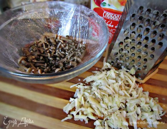 Выкладываем слой грибов, равномерно распределяя ровным слоем от центра "купола" к краям салатницы.