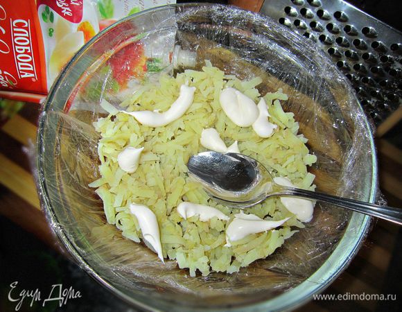 Затем, чистим и натираем на крупной тёрке картофель. Выкладываем поверх грибов и смазываем майонезом. 