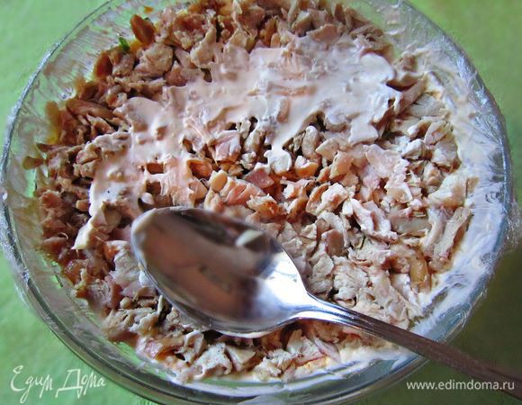 Последним выкладываем слой нарезанной курочки, также слегка смазанный майонезом. Накрываем пищевой плёнкой и даём постоять в холодильнике не менее 2 часов.