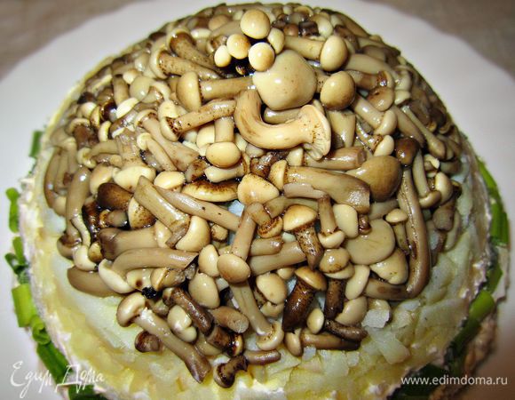 Снимаем верхний слой пищевой плёнки, салатницу накрываем тарелкой и аккуратно переворачиваем на неё салат.