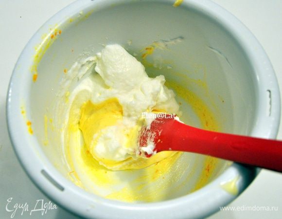 К желткам добавить муку и растопленное сливочное масло. Отдельно взбить с щепоткой соли белки и подмешать их в желтковую массу. Аккуратно перемешивая лопаткой снизу вверх.