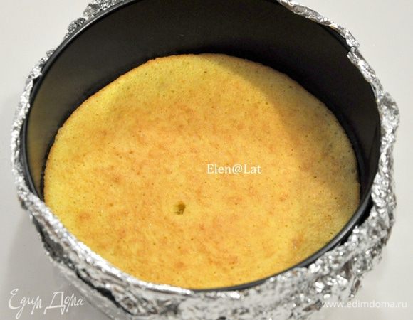 Форму 20 см, укутать в фольгу, так чтобы не было щелей и на дне, и с боков. Застелить дно формы пергаментом и вылить бисквитное тесто. Выпекать бисквит в заранее разогретой до 180С духовке до золотистого цвета. Остудить.