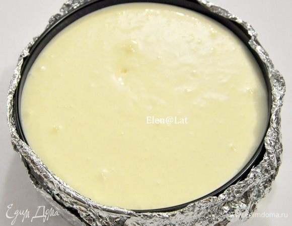 Готовим чизкейк:
 Для этого взбить половину сливочного сыра и часть сахара, до однородности. Постепенно добавить весь сыр и сахар. Добавлять поочередно. Затем добавить ванилин, затем яйца. Взбивать 1-2 минуту, затем добавить сливки и взбить до однородности. Взбивать недолго. Сырную смесь вылить на остывший бисквит. Форму с чизкейком поставить в тару с водой. Я налила воду на противень и поставила туда форму с чизом. Противень у меня глубокий. Воды должно быть достаточно, что она доходила до половины высоты формы. Выпекать чизкейк в заранее разогретой до 170С примерно 50-60 минут.  