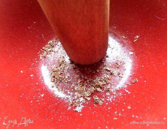 Растираем пестиком или как я - сувенирной мини-битой)))