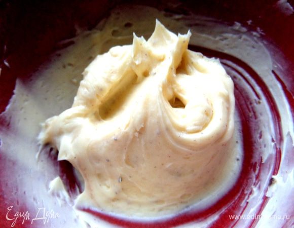 Добавляем пару ложек мягкого масла, перемешиваем.