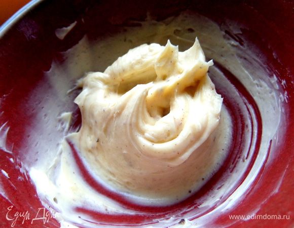 Желательно накрыть и оставить на ночь в холодильнике, потому что, если сразу намазывать на хлеб, то ощущаются отдельные крупинки соли,а вот сегодня уже совсем они растворились и было намного вкуснее)))