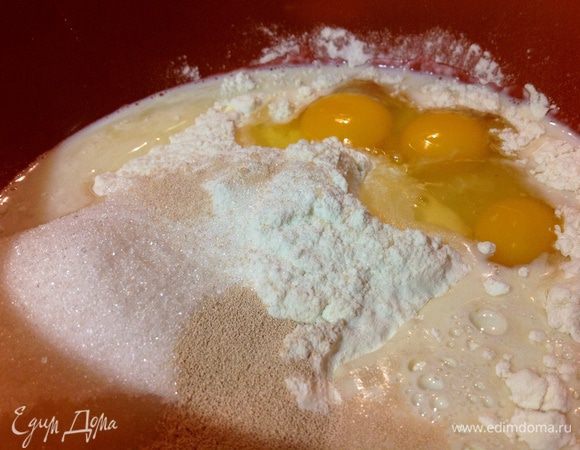 В миске смешать муку, сахар, дрожжи, теплое молоко и яйца. При помощи миксера,или руками. Тесто должно быть густым и мягким. Не крутым!!!!