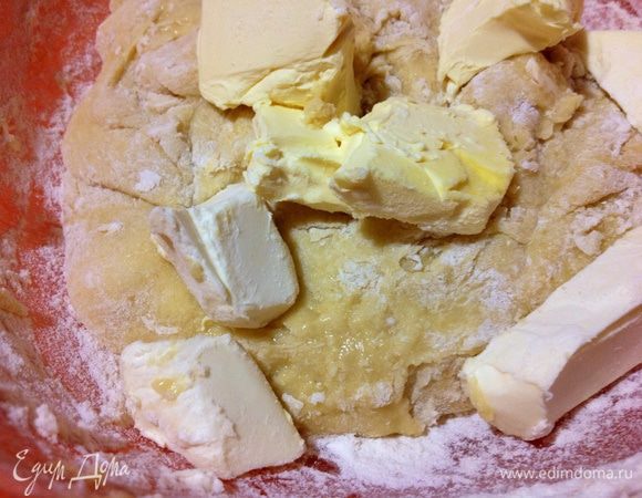 Добавить масло и хорошо вымешать руками, при необходимости добавить муки (у меня ушло грамм 50). Тесто получается мягким и гладким!