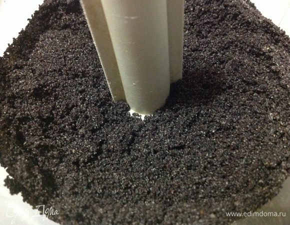 Тем временем приготовить начинки. Мак измельчить.
