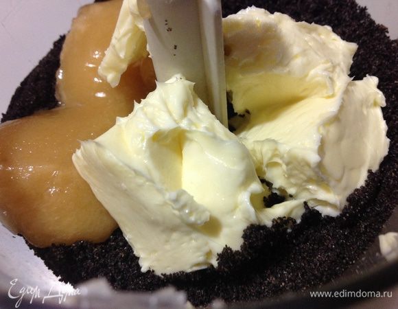 К маку добавить мед и масло, и хорошо перемешать.