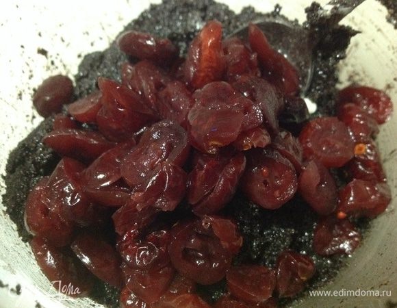 Затем добавить предварительно замоченную клюкву. Перемешать.