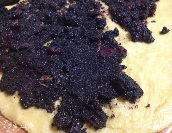 На пласт теста равномерно нанести начинку из мака и свернуть в виде рулета. 