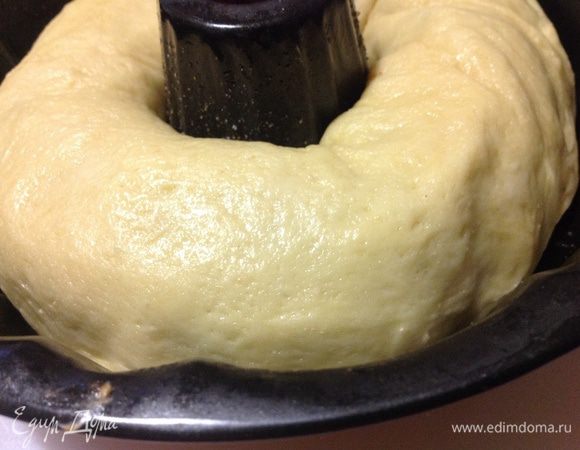 Хорошо защипать края и уложить рулет в форму, смазанную маслом и присыпанную сухарями. Накрыть полотенцем и дать постоять 30 минут!