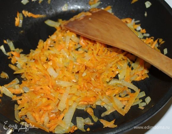 Морковь натереть, лук порезать, пассировать все на растительном масле.