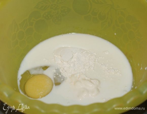 В чашку налить молока, добавить яйцо, майонез, муку. 
