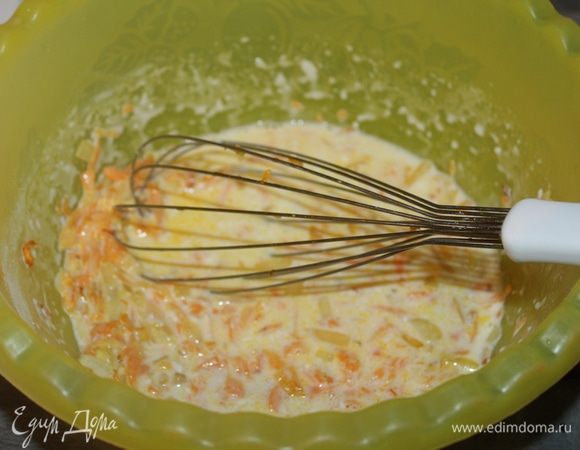 Добавляем в жидкое тесто обжаренные лук с морковью.