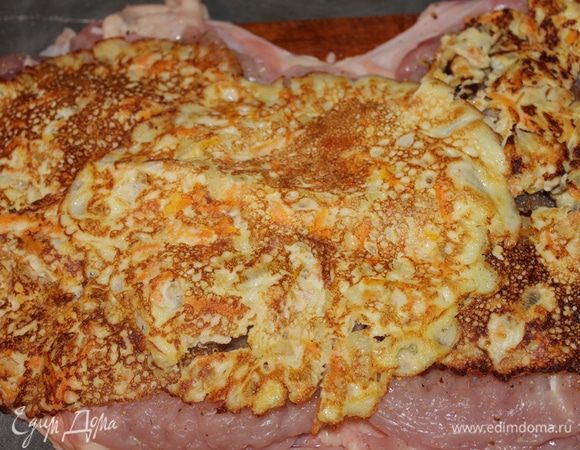 Выкладываем наши блинчики на тушку курицы и аккуратно сворачиваем в рулет.