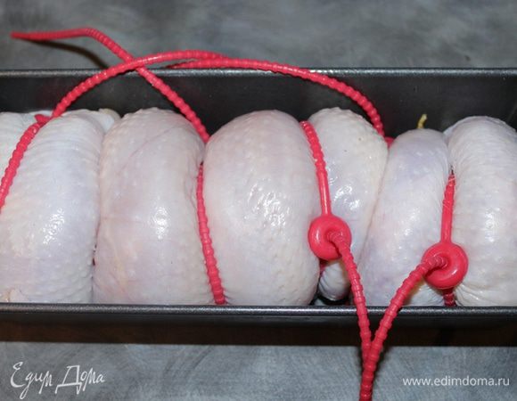 Стягиваем рулет чудо-жгутиками от "ЕД" (или обвязать нитями), укладываем в смазанную форму и отправляем в духовой шкаф на 30-40 мин.