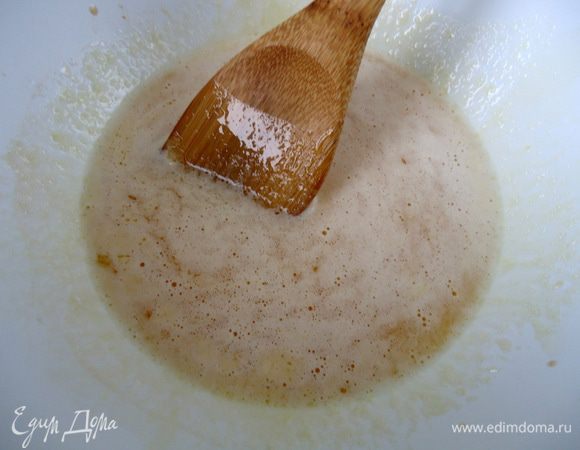 Яйца разделить на желтки и белки. Нам потребуются только желтки. Соединить масло с желтками, ванильной настойкой.  
