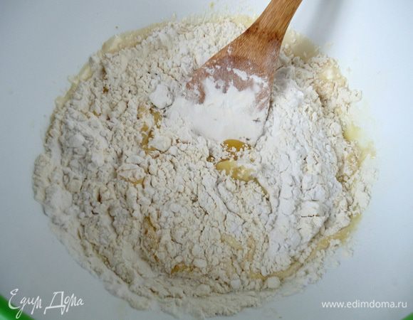 Муку просеять вместе с крахмалом, ванилином и разрыхлителем.
