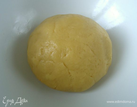 Замесить  мягкое тесто. Тесто может немного крошиться из- за присутствия большого количества крахмала.

