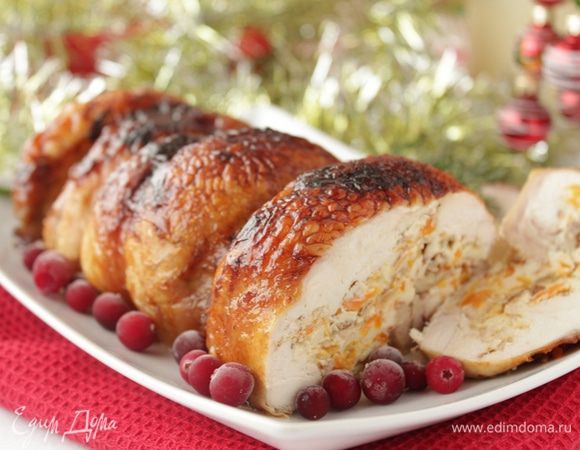 Минут за 10 до готовности смазать руляду медом и снова отправить в печь до румяной корочки!