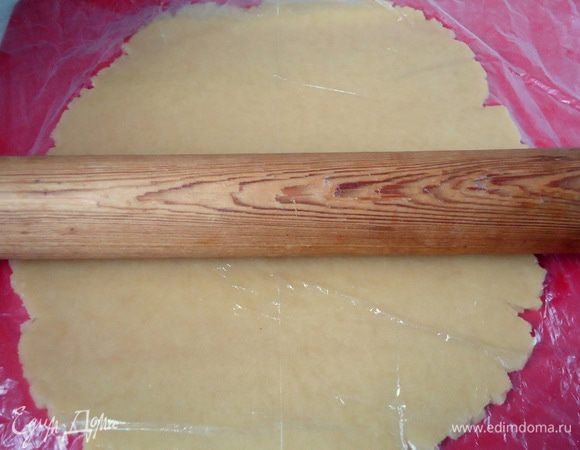  Для удобства приготовления тесто разделить на две части. Одну часть прикрыть пленкой, а из другой части теста раскатать пласт в 4-5 мм толщиной между двумя слоями пленки.
