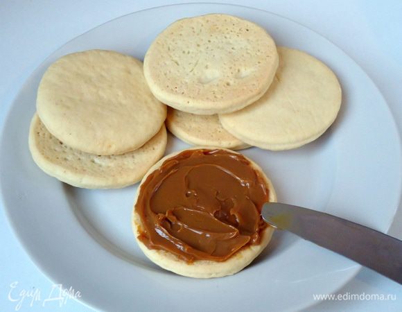 Готовое печенье имеет светло - кремовый оттенок. Если печенье передержать в печи, то оно станет жестким.
Печенье остудить, промазать вареным сгущенным молоком и соединить попарно.
