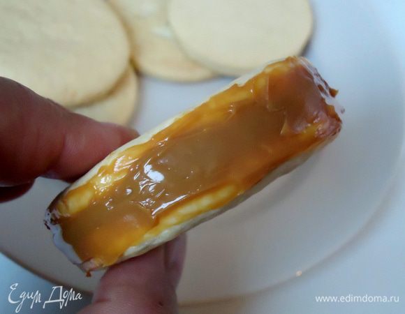 Бока печенья так же промазать сгущенным молоком и
