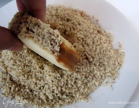 обмакнуть в измельченных грецких орехах.
