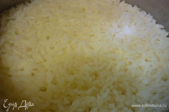 Сварить в подсоленой воде стакан риса. Я люблю круглый рис.